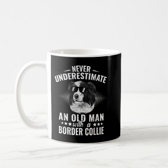Mug Ne sous-estimez jamais un vieil homme avec un coll (Gauche)