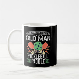Mug Ne sous-estimez jamais un vieil homme avec un sac