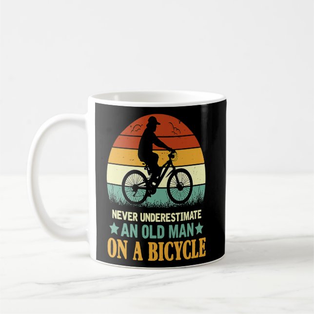 Mug Ne Sous-Estimez Jamais Un Vieil Homme Sur Un Vinta (Gauche)