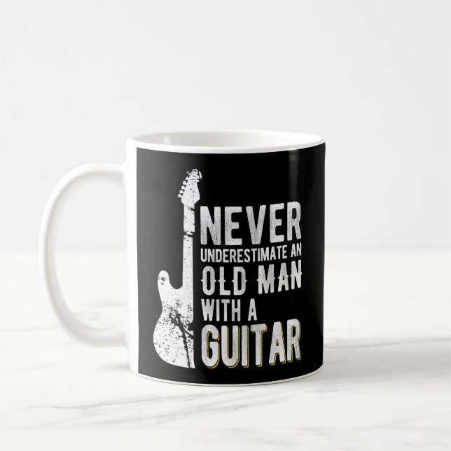 Mug Ne Sous-Estimez Jamais Un Vieux Avec Guitariste Gu (Gauche)