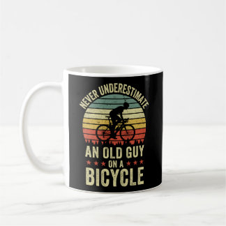 Mug Ne Sous-Estimez Jamais Un Vieux Gars Sur Un Cyclin