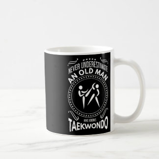 Mug Ne Sous-Estimez Jamais Un Vieux Homme Qui Connait