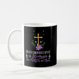 Mug Ne sous-estimez jamais une femme avec une prière e