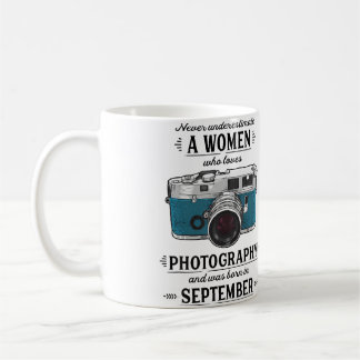 Mug Ne sous-estimez jamais une femme qui aime la photo