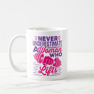 Mug Ne sous-estimez jamais une femme qui soulève