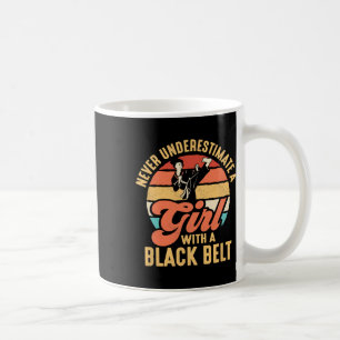 Mug Ne Sous-Estimez Jamais Une Fille Avec Une Ceinture