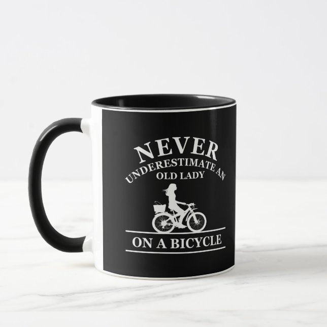 Mug Ne sous-estimez jamais une vieille dame à vélo (Gauche)