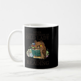 Mug Ne Sous-Estimez Jamais Une Vieille Dame Qui Aime L