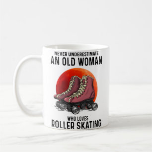 Mug Ne sous-estimez jamais une vieille femme qui aime 