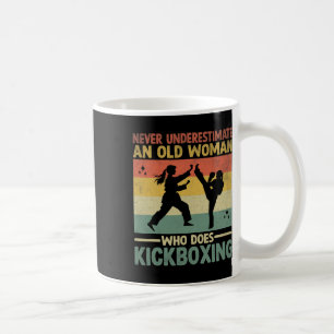 Mug Ne sous-estimez jamais une vieille femme qui fait