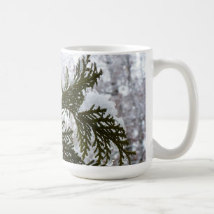 Mug Neige sur les branches À feuillage persistant