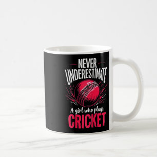 Mug N'estimez jamais une fille qui joue au cricket Cri