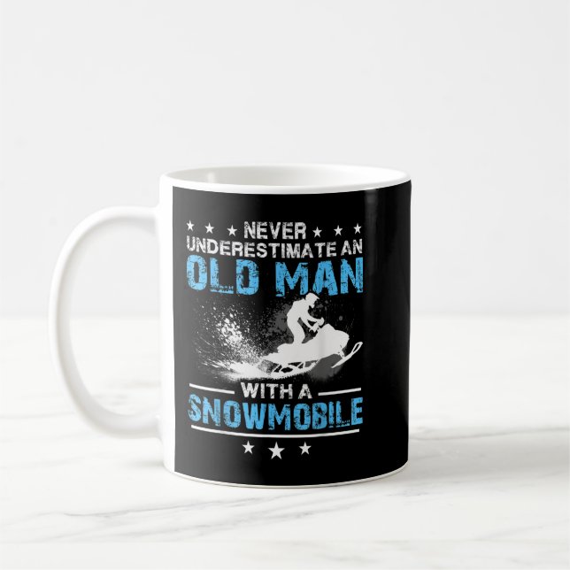 Mug Never underestimate an old man with a snowmobile (Gauche)