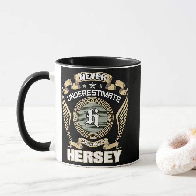 MUG NEVER_UNDERESTIMATE_POWER_OF_A_HERSEY (Avec donut)