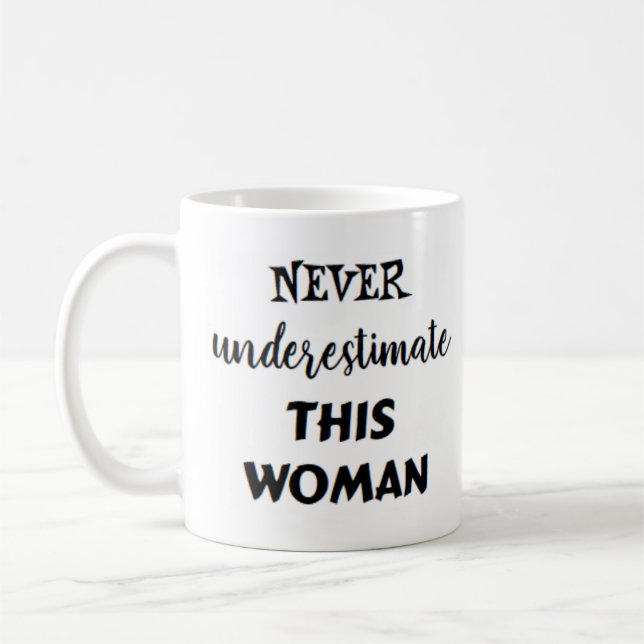 Mug never underestimate this woman (Gauche)