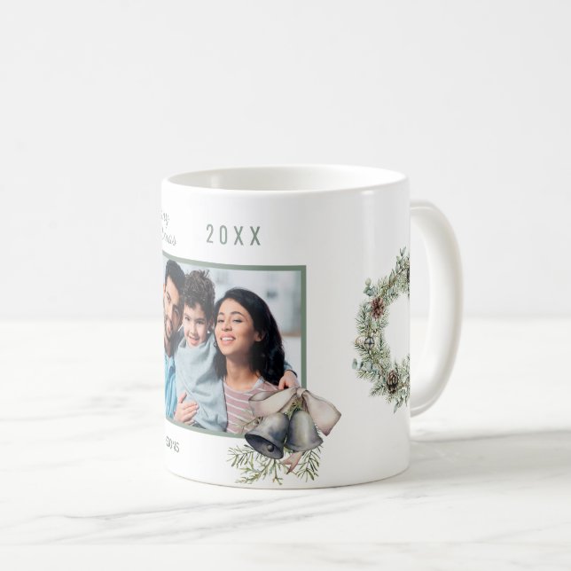 Mug Noël famille photo cloches cone pin wreath (Devant droit)