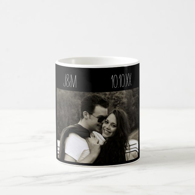 Mug Noir d'initiales de date de photo de couples (Centre)