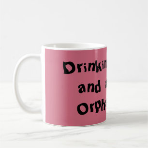 Mug Noir orphelin buvant mon Chai et observant