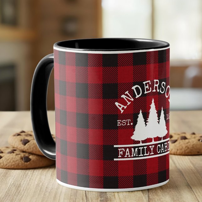 Mug Nom de famille du cabine Red Buffalo Plaid (Customize to change text size or text style.)