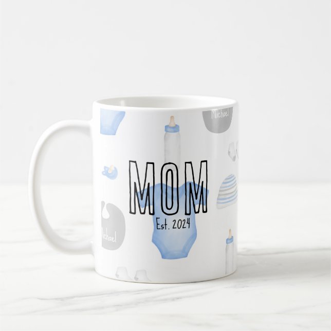 Mug Nom de la mère du bébé Année Est. Texte noir (Gauche)
