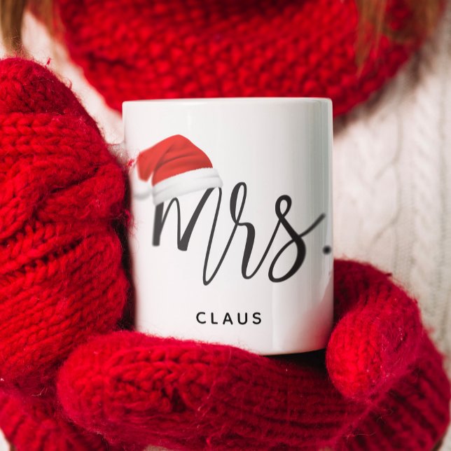 Mug Nom de Noël de Mme Christmas Nom du chapeau (Hand Lettered Mrs. with a Santa hat. Keep it as Mrs. Claus or change it to your last name.)