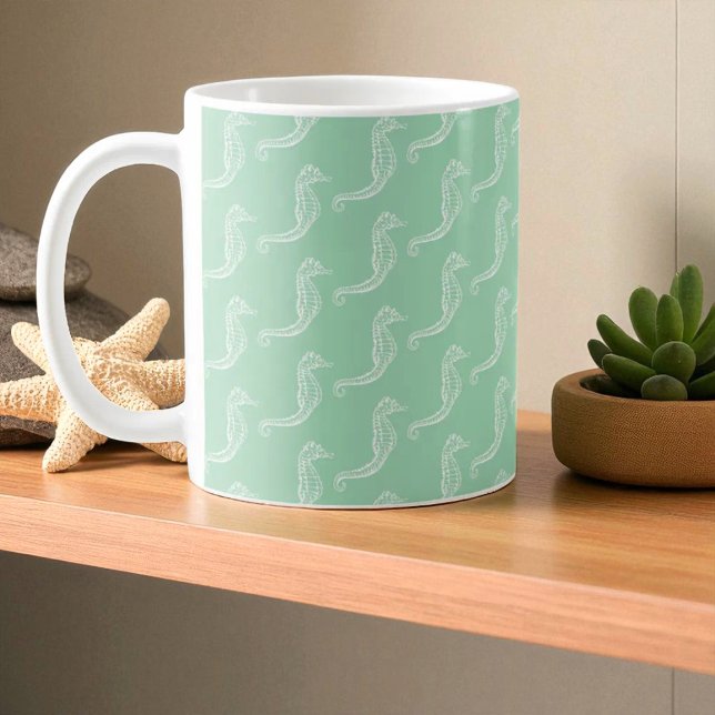 Mug Nom du monogramme Cheval de mer blanc Squelette Mo (beach house style mug on a shelf)