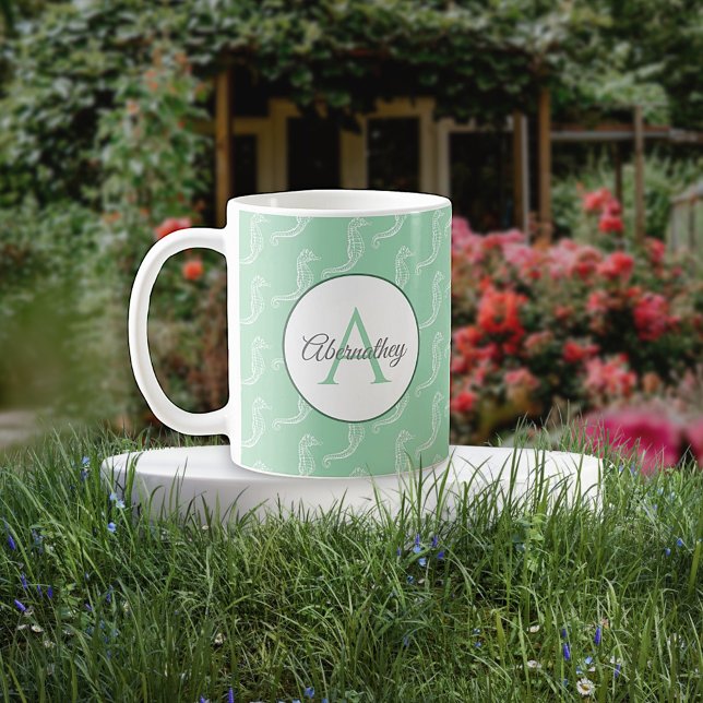 Mug Nom du monogramme Cheval de mer blanc Squelette Mo (These custom name and monogram mugs make a sweet custom housewarming gift. )