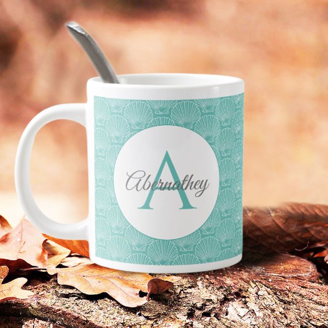 Mug Nom du monogramme White Sea Shell Motif Beach Hous (A set of 2 or more of these personalized mugs can make a sweet housewarming or wedding gift idea. )