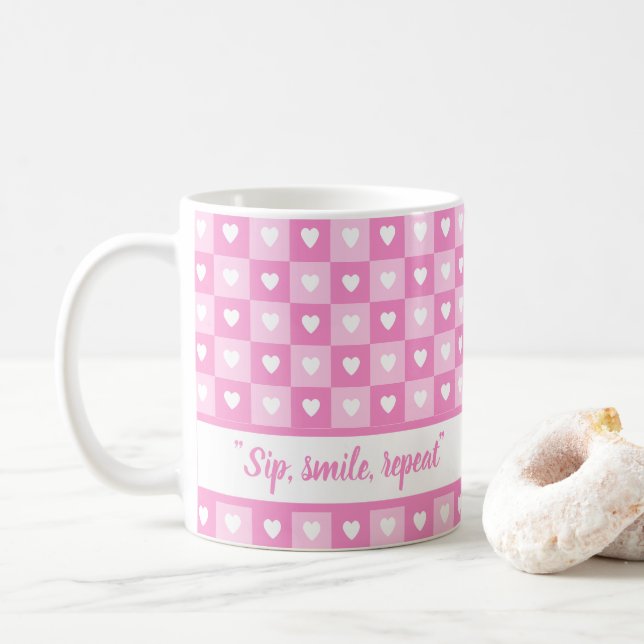 Mug Nom personnalisé mignon à damiers coeurs à motif r (Avec donut)