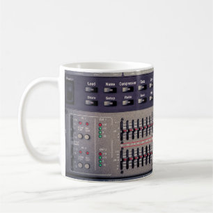Mug Nombreux boutons sur un mixeur de sons dans un stu