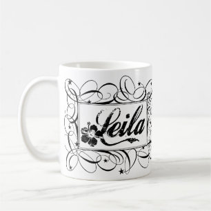 Mug Nommez Leila dans le cadre élégant d'intérieur 