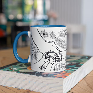 Mug Noms personnalisés d'enfants tenant la main de mam