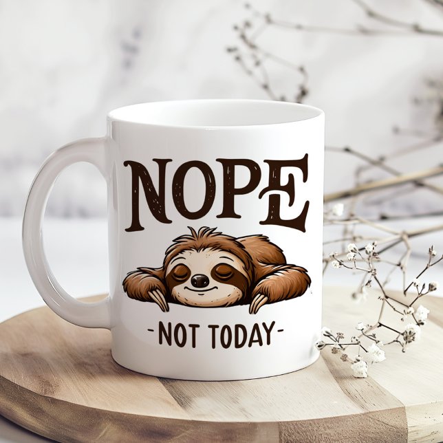 Mug "Non, pas aujourd'hui" Mignonne Fantaisie Dormir ("Nope, Not today" Cute Funny Sleeping Sloth Coffee Mug on a sunny boho wooden kitchen table.)