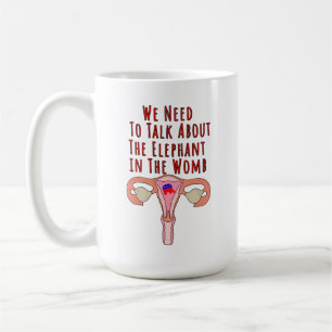 Mug Nous devons parler de l'éléphant dans l'utérus