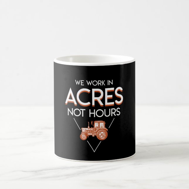 Mug Nous travaillons dans dire d'agriculteur d'heures (Centre)