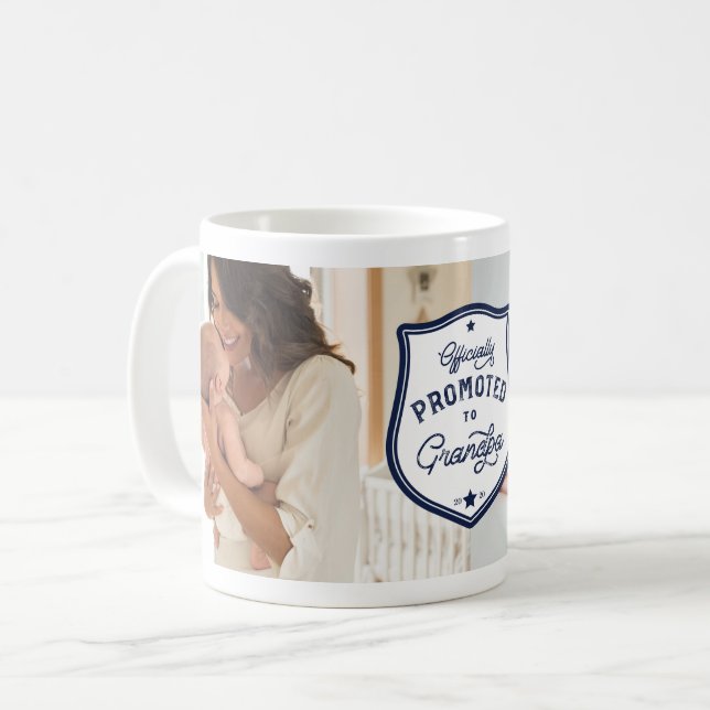 Mug Officiellement promu à Grand-père Badge & Photo (Devant gauche)