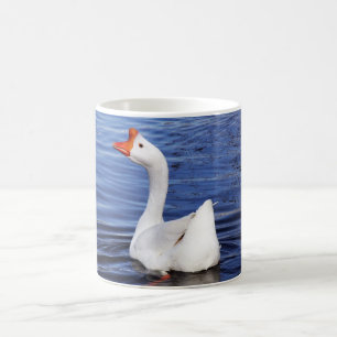 Mug oie blanche nageant dans l'eau bleue