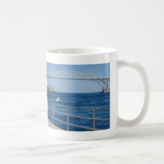 Mug Oiseau au pont en eau bleue