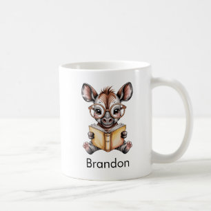 Mug Okapi Mignon Lisant un Livre Personnalisé