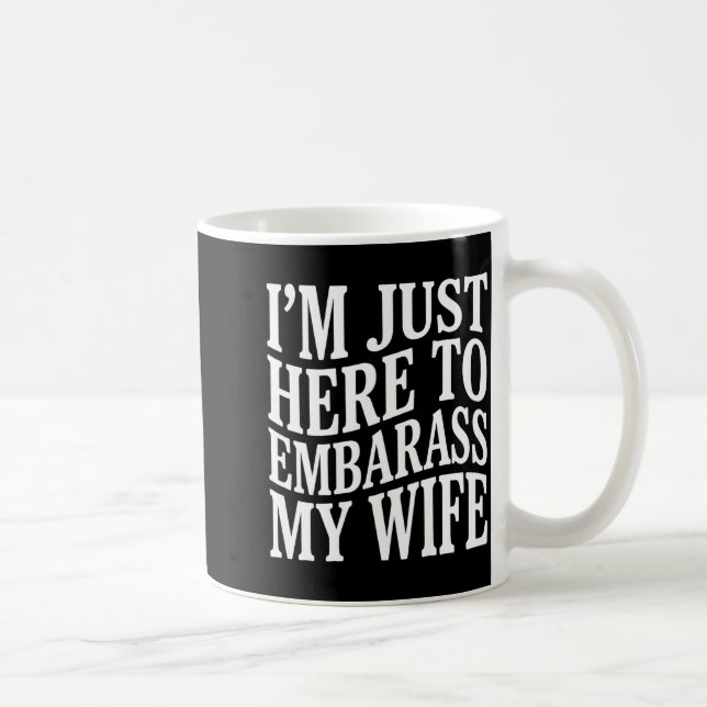 Mug (on Back) I'm Just Here To Embarr My Wife Funny Hu (Droite)