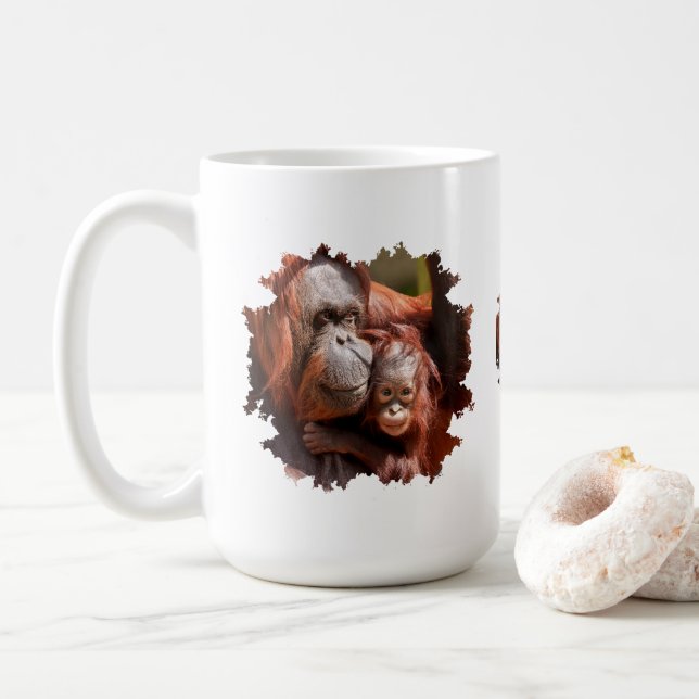 Mug Orangutan bébé souriant dans les bras de la mère (Avec donut)