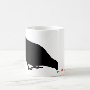 Mug ordre de picotement. oiseau noir et coeurs rouges.