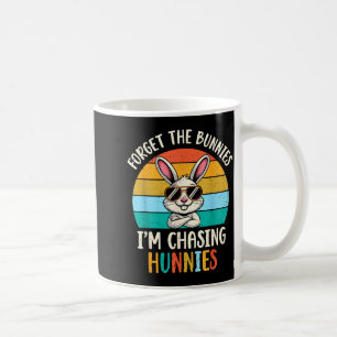 Mug Oubliez les lapins poursuivant des filles drôle de