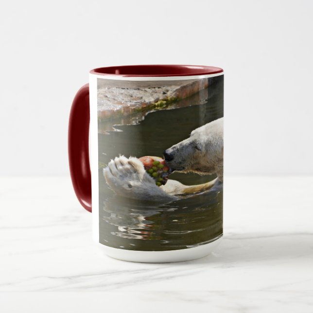 Mug Ours polaire mangeant des fruits dans l'eau (Devant gauche)