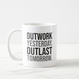 Mug Outwork hier, outlast demain - Motivational