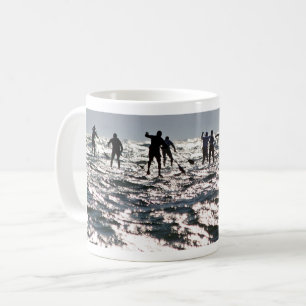 Mug Paddleboarders sur la mer de scintillement