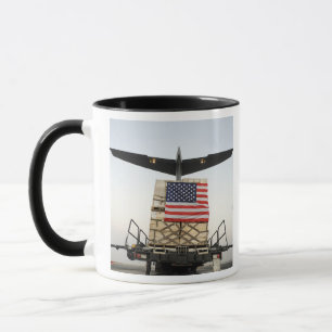 Mug Palette contenant de l'aide humanitaire