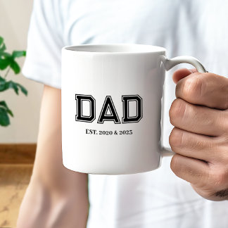 Mug Papa a établi une typographie universitaire simple