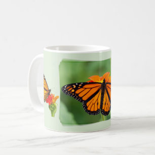 Mug Papillon Monarque Sur Arrière - plan Vert.
