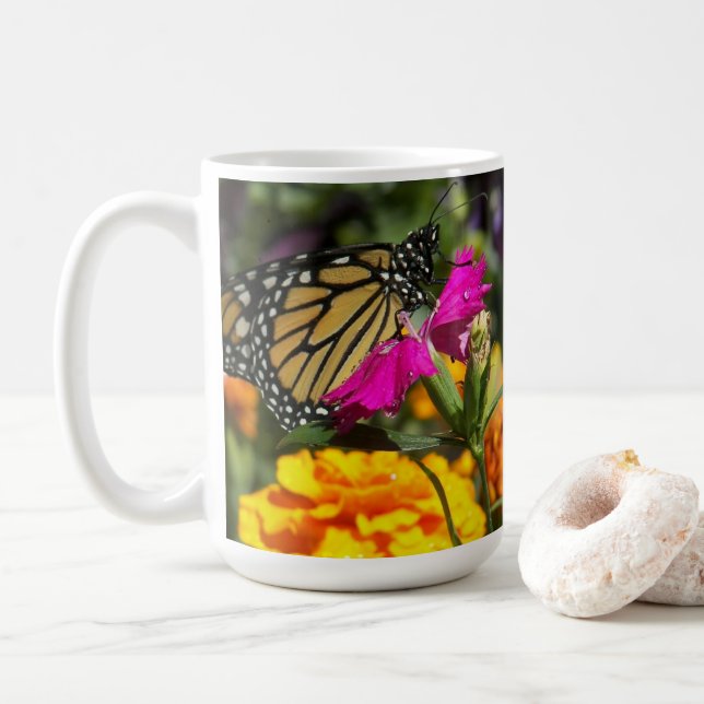 Mug Papillon Monarque sur Fleur Marigold Rose (Avec donut)